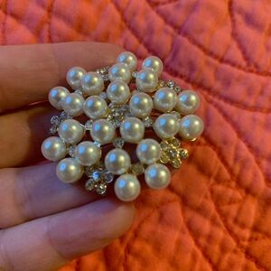 Costume jewelry broche/ pin
